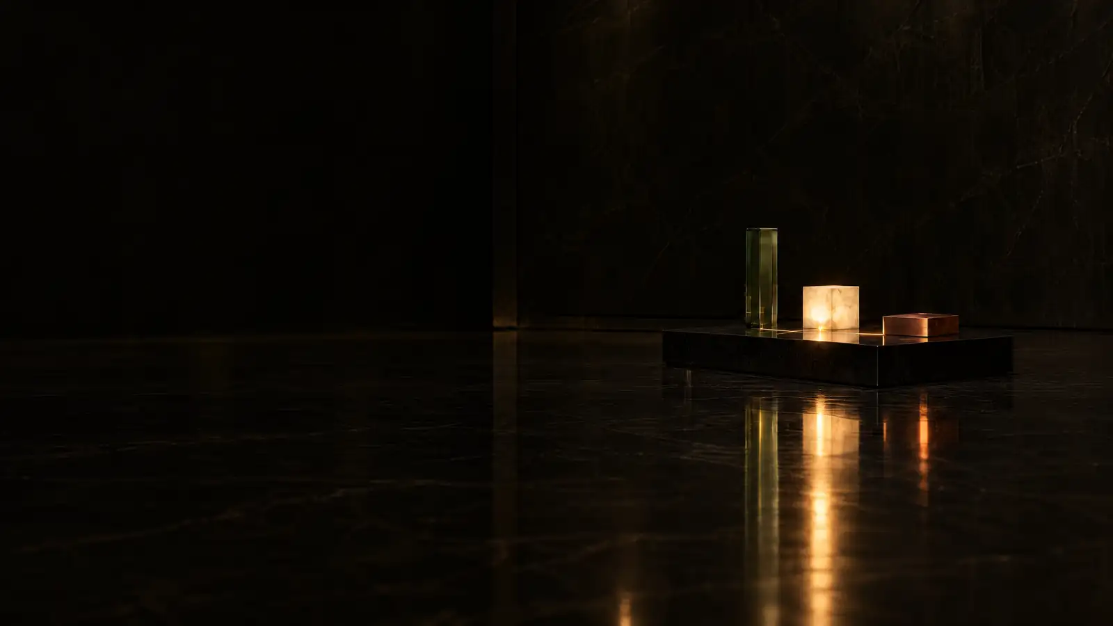 Dunkler Raum, ein Sockel mit drei Körpern, nur ein Lichtpunkt leuchtet